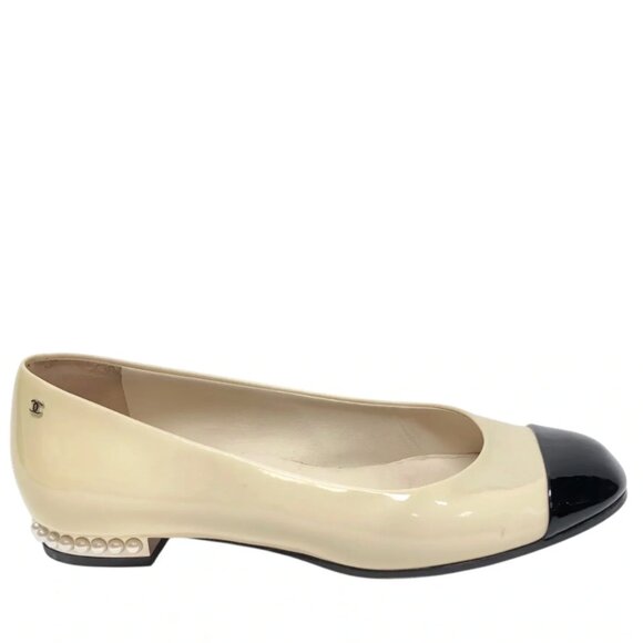 Chanel Ivory Patent Leather CC Logo Pearl Cap toe Ballet Flats - Picture 1 of 5